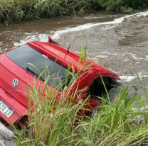 Un auto cay&oacute; a un canal: murieron dos ni&ntilde;os y un adulto