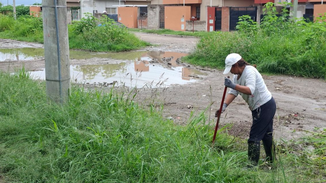 Calles inundadas de basura y agua podrida en la zona que une Alto Comedero con Palpal�