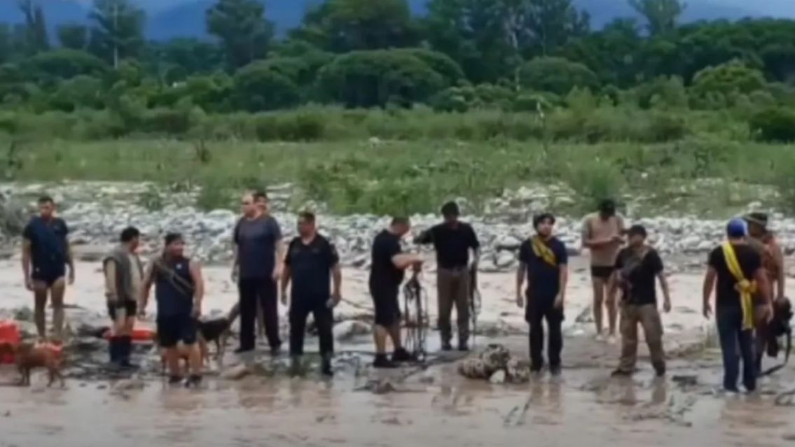 Jujeño quedó atrapado por la furia del Río Grande y lo salvaron en un rescate de película