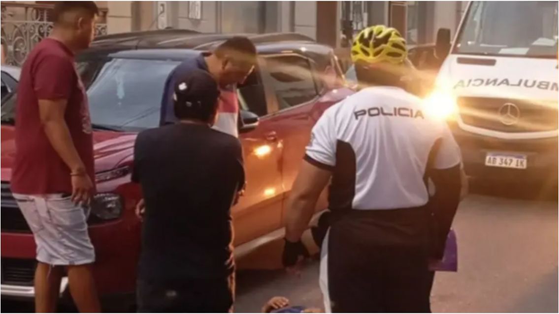 Fuerte choque en pleno centro: un auto atropell� a una mujer