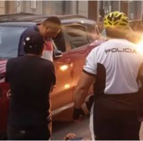 Fuerte choque en pleno centro: un auto atropell&oacute; a una mujer