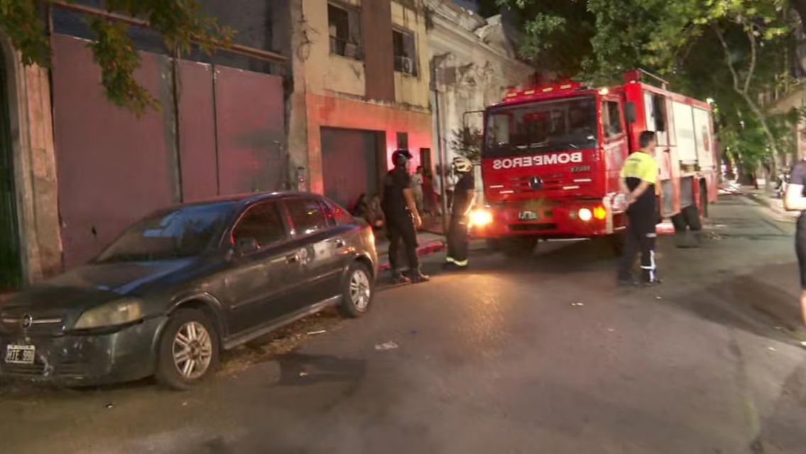 Feroz incendio en la terraza de un edificio: tuvieron que evacuar a 70 personas