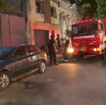 Feroz incendio en la terraza de un edificio: tuvieron que evacuar a 70 personas