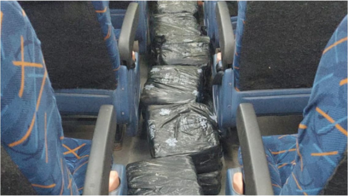 Cayó un bondi cargado de hojas de coca: por eso venía tan pesado