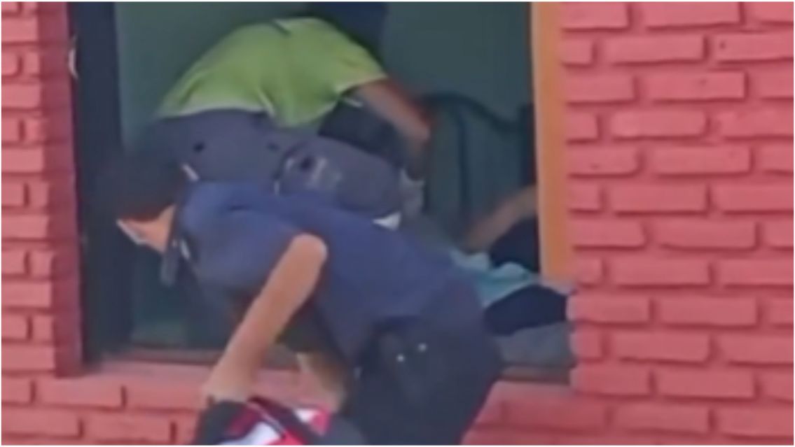 Policías entraron por los techos para asistir un parto de urgencia