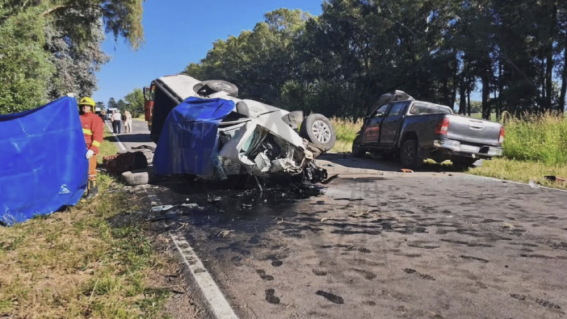 Volvían de Jesús María, chocaron y murieron: un joven jinete lucha por su vida