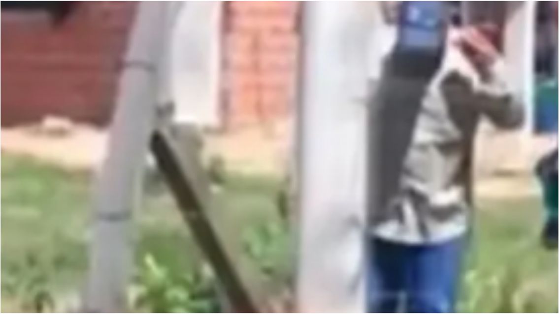 Lo acusaron de intentar robar una moto, lo ataron y lo molieron a golpes