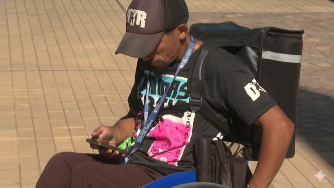 Está en silla de ruedas y trabaja de delivery para mantener a su hijo: "No soy..."