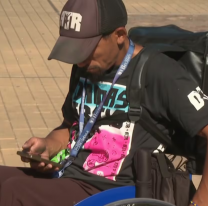 Est&aacute; en silla de ruedas y trabaja de delivery para mantener a su hijo: "No soy..."