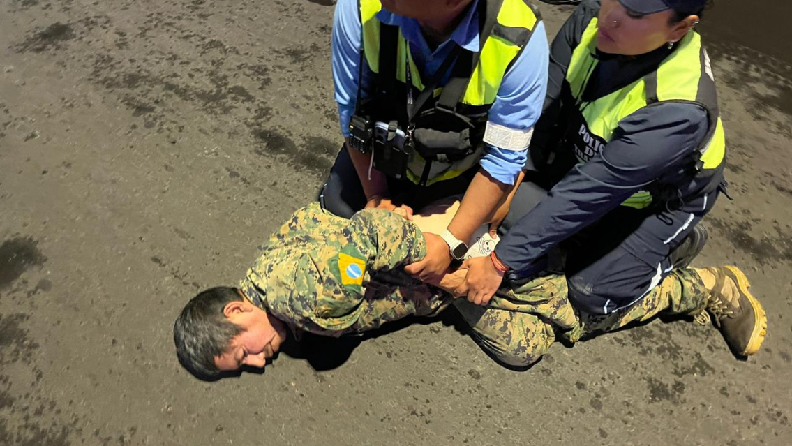 Hasta el erke y vestido de militar, agredi� a agentes en un control y termin� en el piso