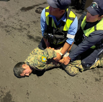Hasta el erke y vestido de militar, agredi&oacute; a agentes en un control y termin&oacute; en el piso