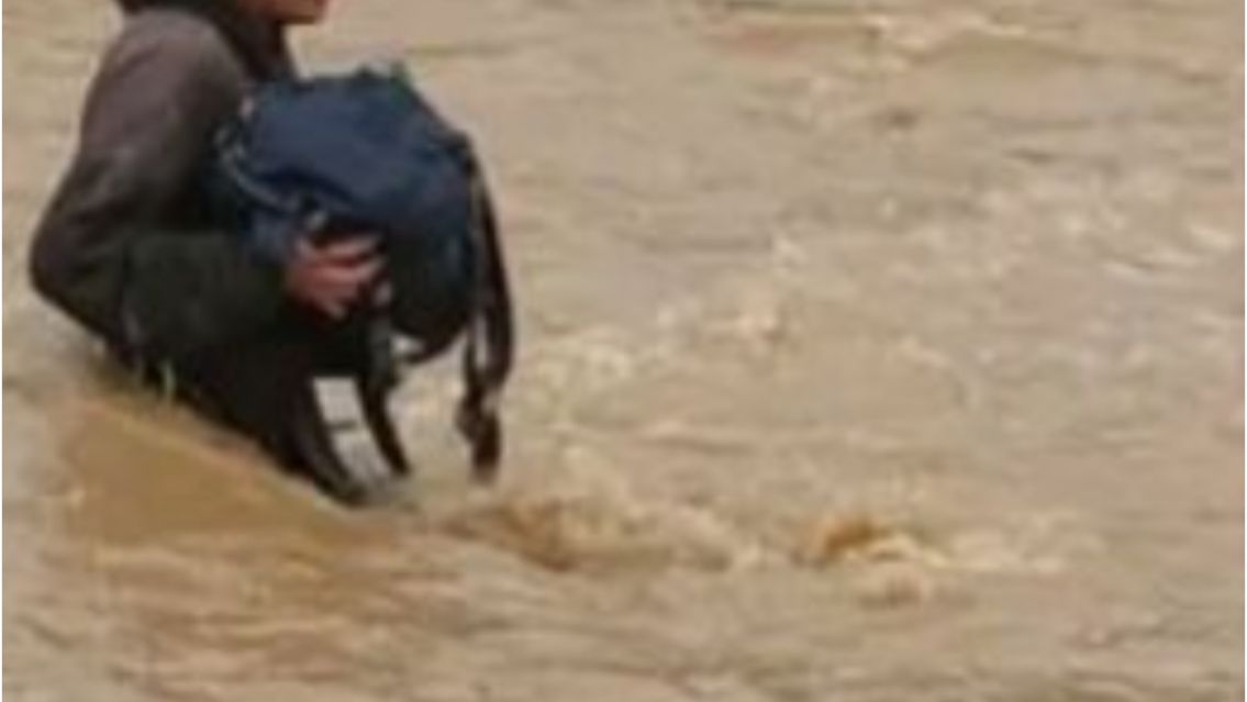 Motociclista intent� cruzar el r�o y un polic�a lo salv� de lo peor