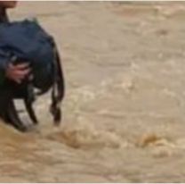 Motociclista intentó cruzar el río y un policía lo salvó de lo peor