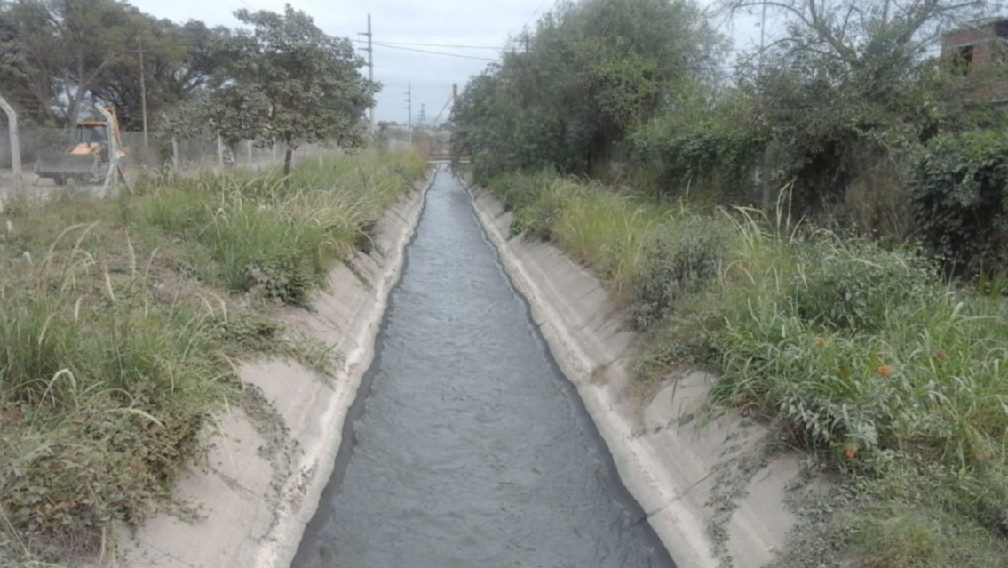 Juje�o machado se tir� al "Canal de la Muerte" para refrescarse y casi no la cuenta