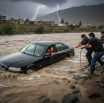 Un auto fue arrastrado por la crecida de un río en Jujuy: vecinos se vistieron de héroes