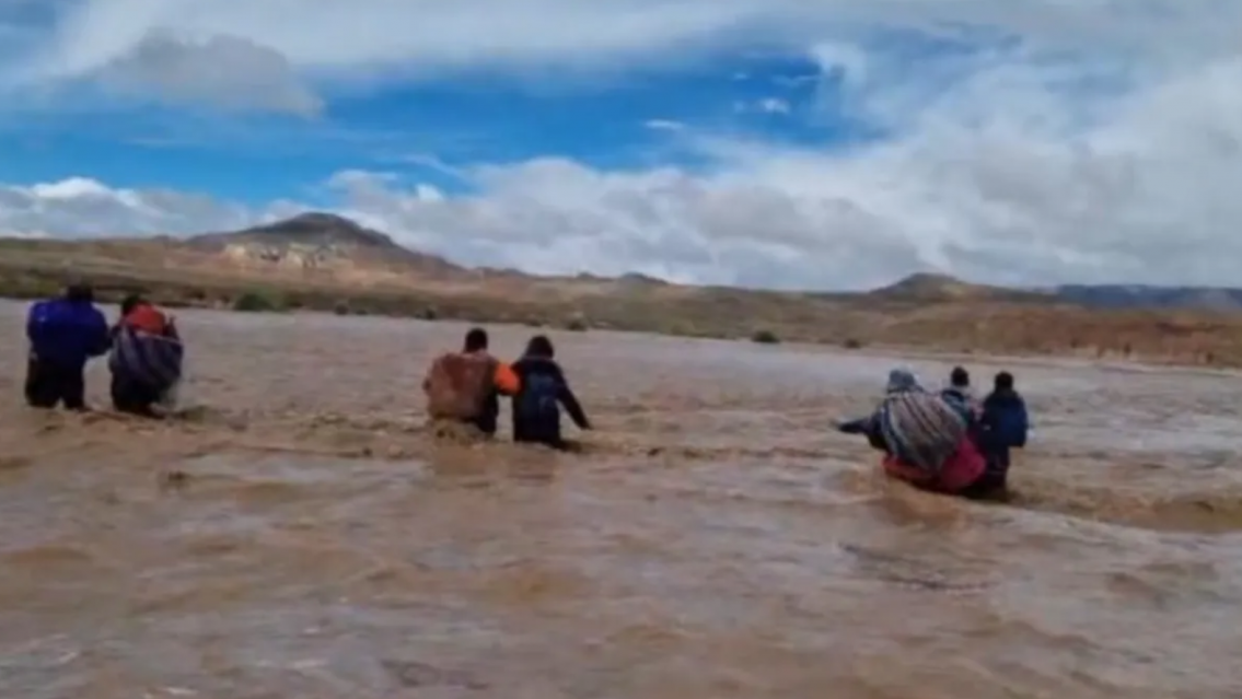 Desesperación en una zona de la Puna jujeña: "Cruzamos con el agua a la cintura"