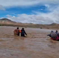 Desesperación en una zona de la Puna jujeña: "Cruzamos con el agua a la cintura"