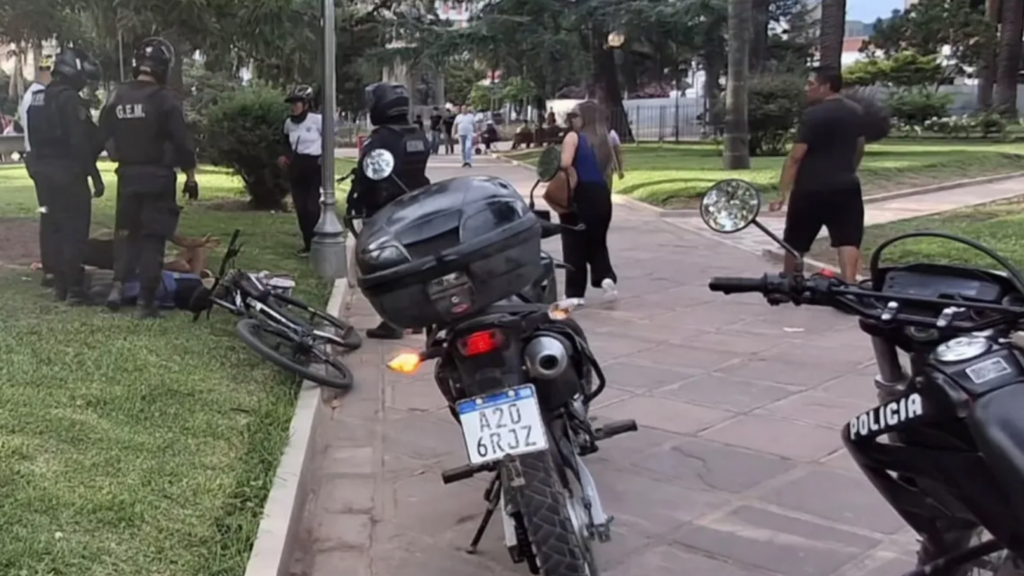 Tensi�n en la Plaza Belgrano: juje�o apretaba y agredia a la gente para que le den plata