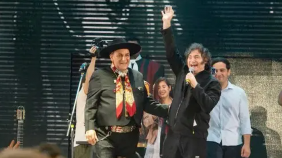 "No los conozco": El Chaqueño Palavecino ninguneó a la asociación que lo "echó" por cantar con Milei