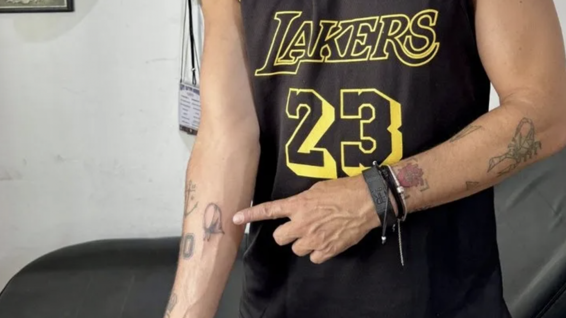 El rockero m�s querido se hizo un tatuaje del pa�uelo y le llovieron los comentarios