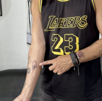 El rockero m&aacute;s querido se hizo un tatuaje del pa&ntilde;uelo y le llovieron los comentarios