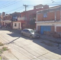 Detuvieron a una mujer que asustaba a vecinos con piedras y una botella