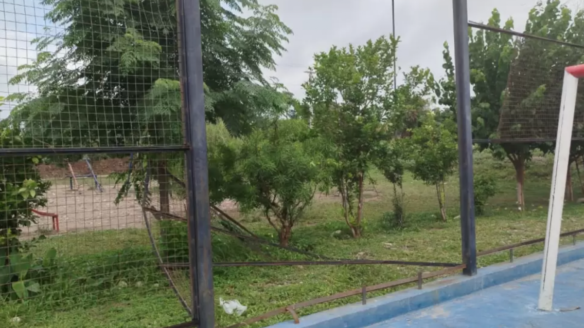 Vecinos de Monterrico denuncian que viven entre v�boras y puentes rotos