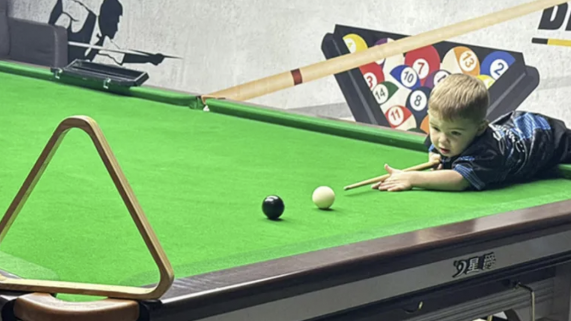 "Tiene entre 2 y 50 a�os": asombra a todos jugando al billar y entr� al R�cord Guinness