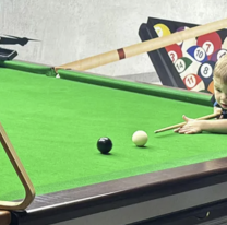 "Tiene entre 2 y 50 a&ntilde;os": asombra a todos jugando al billar y entr&oacute; al R&eacute;cord Guinness