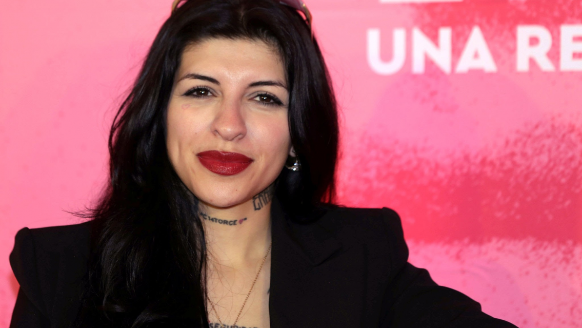 Millones de pesos y equipamientos por los incendios gracias a Cazzu