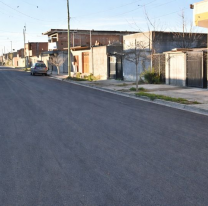 Sentarse en la vereda con "los vagos" sale mal: se los llevó la policía