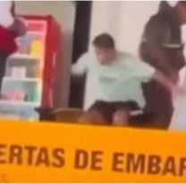 Cayó machado al aeropuerto: no lo dejaron viajar y se tiró por las escaleras