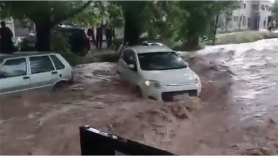 Mendoza bajo el agua: temporal deja caos, cortes de luz y rescates