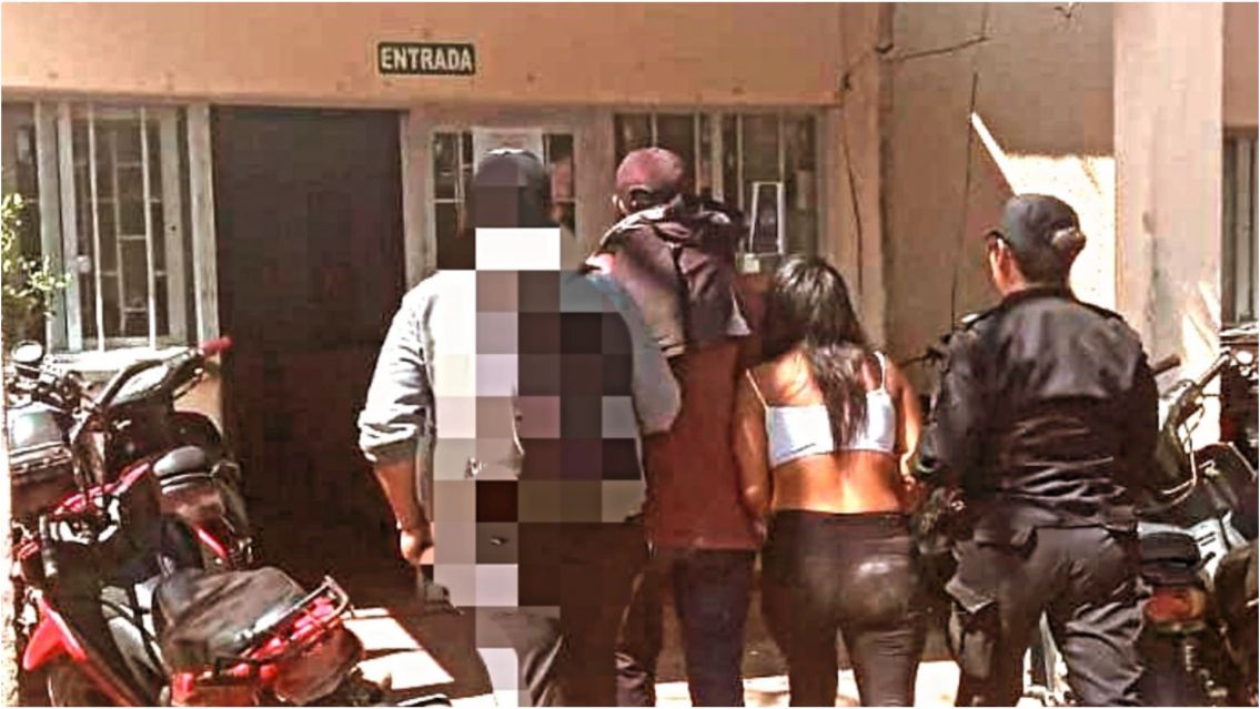 Parejita juje�a tuvo la peor cita: intentaron robar un auto y fueron detenidos