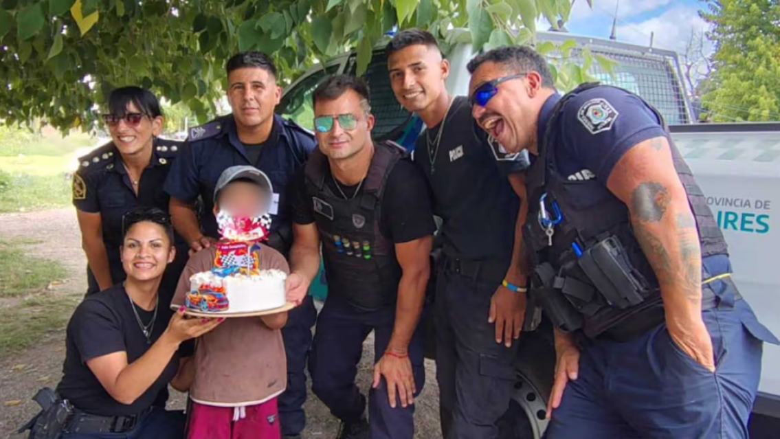 Polic�as le festejaron el cumplea�os a un nene que ped�a plata para comprar comida