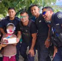 Polic&iacute;as le festejaron el cumplea&ntilde;os a un nene que ped&iacute;a plata para comprar comida