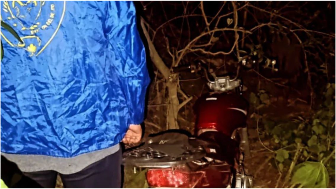 Escondida a la orilla del río y lista para desarmar: recuperaron una moto robada