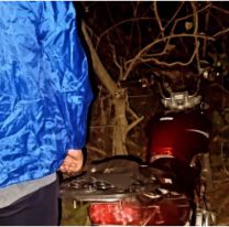 Escondida a la orilla del r&iacute;o y lista para desarmar: recuperaron una moto robada