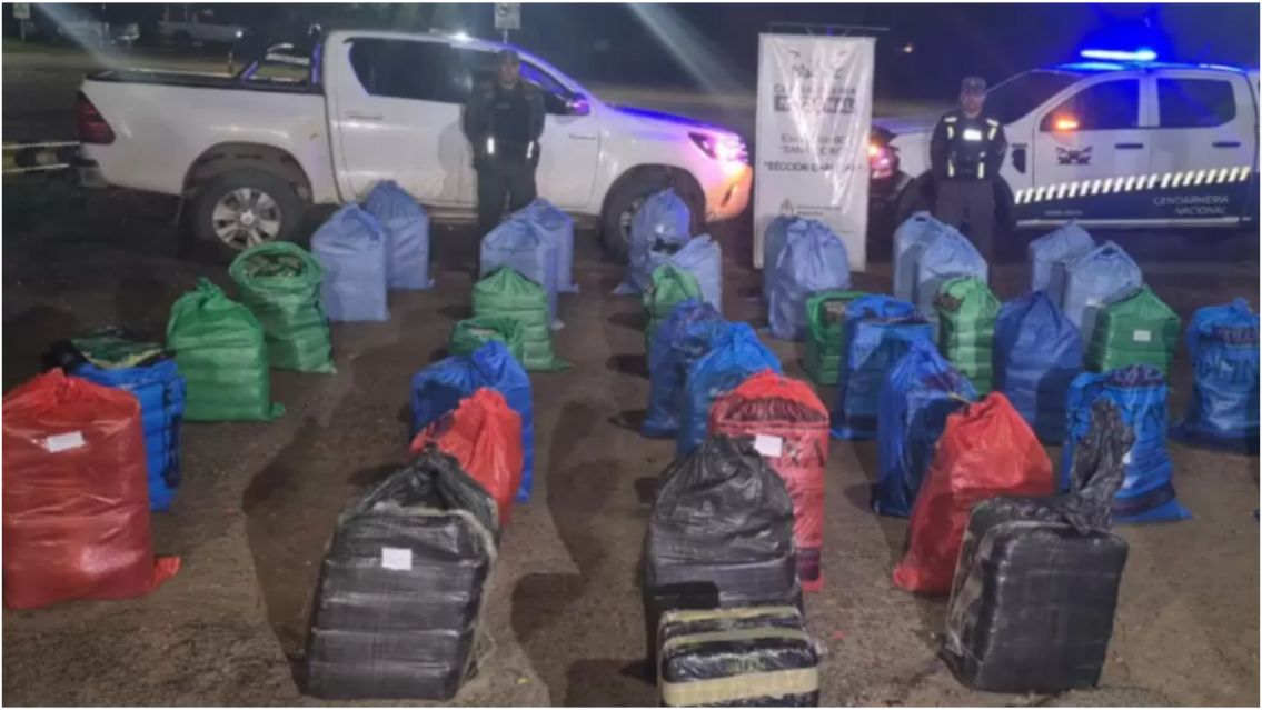 Fuga, persecución y un hallazgo millonario: casi una tonelada de hojas de coca en Jujuy