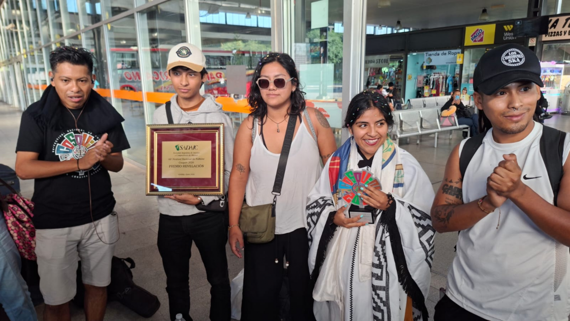 Reci�n llegada a la terminal de Jujuy, Wara Calpanchay mostr� su premio