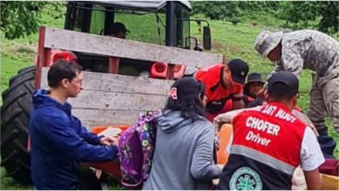 Abuelita cayó de su caballo en medio del rio y le salvaron la vida