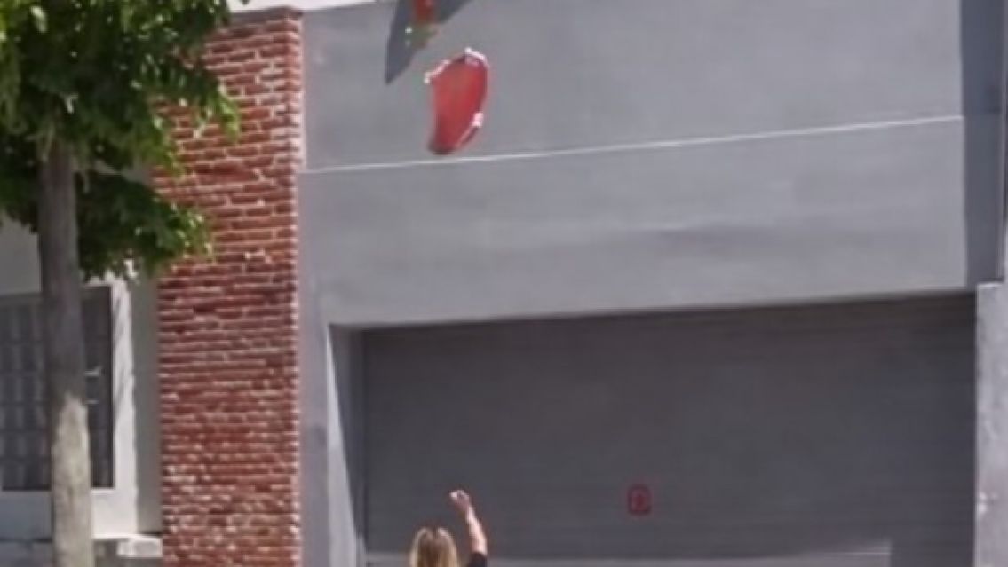 Descubri� que su novia le fue infiel en una fiesta y le tir� toda la ropa por el balc�n