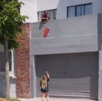 Descubri&oacute; que su novia le fue infiel en una fiesta y le tir&oacute; toda la ropa por el balc&oacute;n