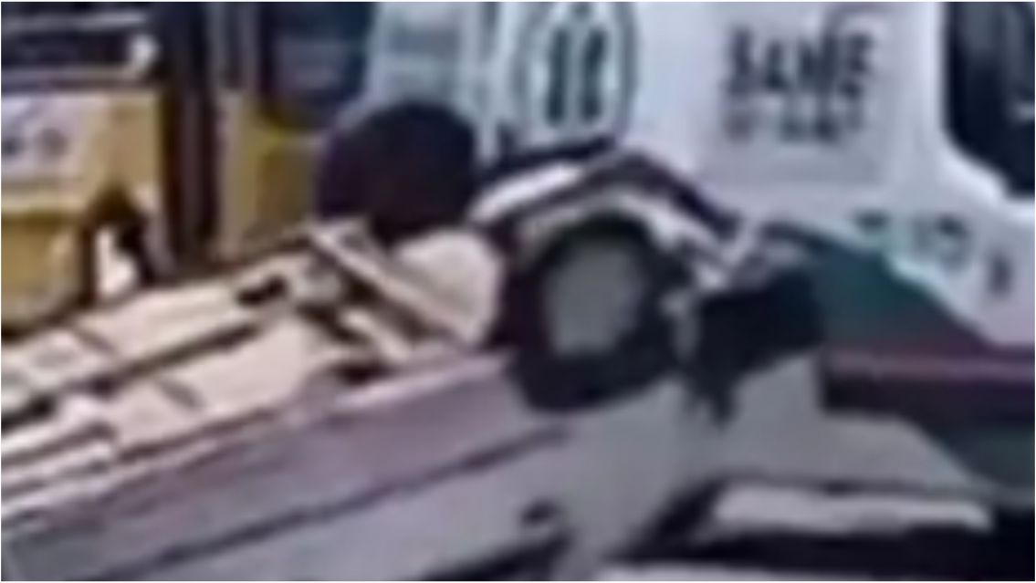 Violento vuelco en el acceso sur: auto perdi� el control en Av. General Savio