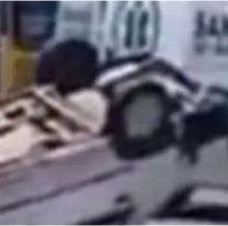 Violento vuelco en el acceso sur: auto perdi&oacute; el control en Av. General Savio