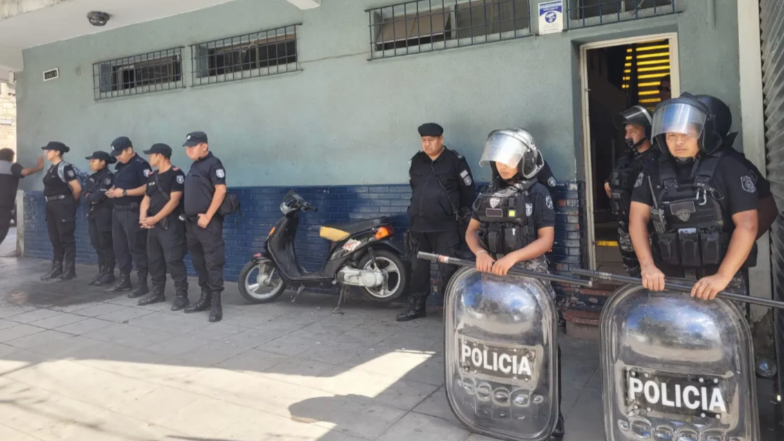 Desalojo y fuerte operativo policial en la UTA Jujuy por la toma de los choferes
