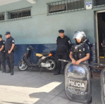 Desalojo y fuerte operativo policial en la UTA Jujuy por la toma de los choferes