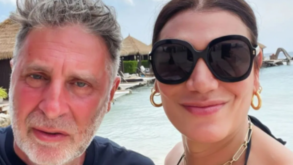 Cuando se enteraron que salía con ella, echaron del trabajo al novio de Flor de la V