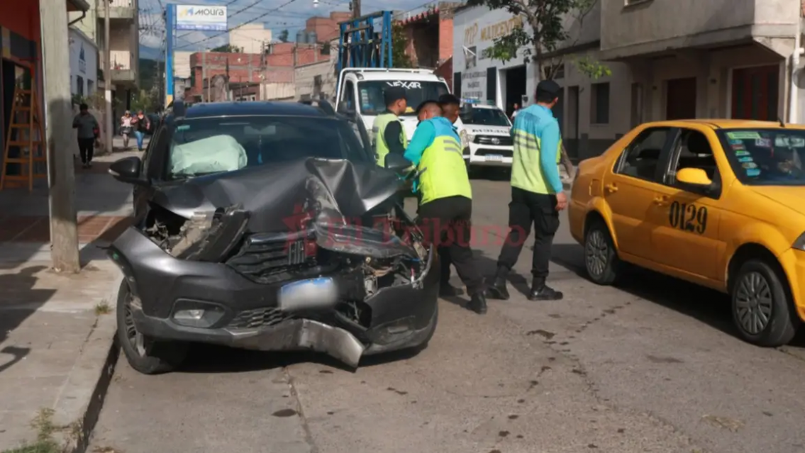Sintieron como "una explosi�n", fueron a ver y el auto estaba destruido en el centro juje�o