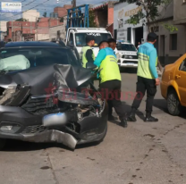 Sintieron como "una explosi&oacute;n", fueron a ver y el auto estaba destruido en el centro juje&ntilde;o